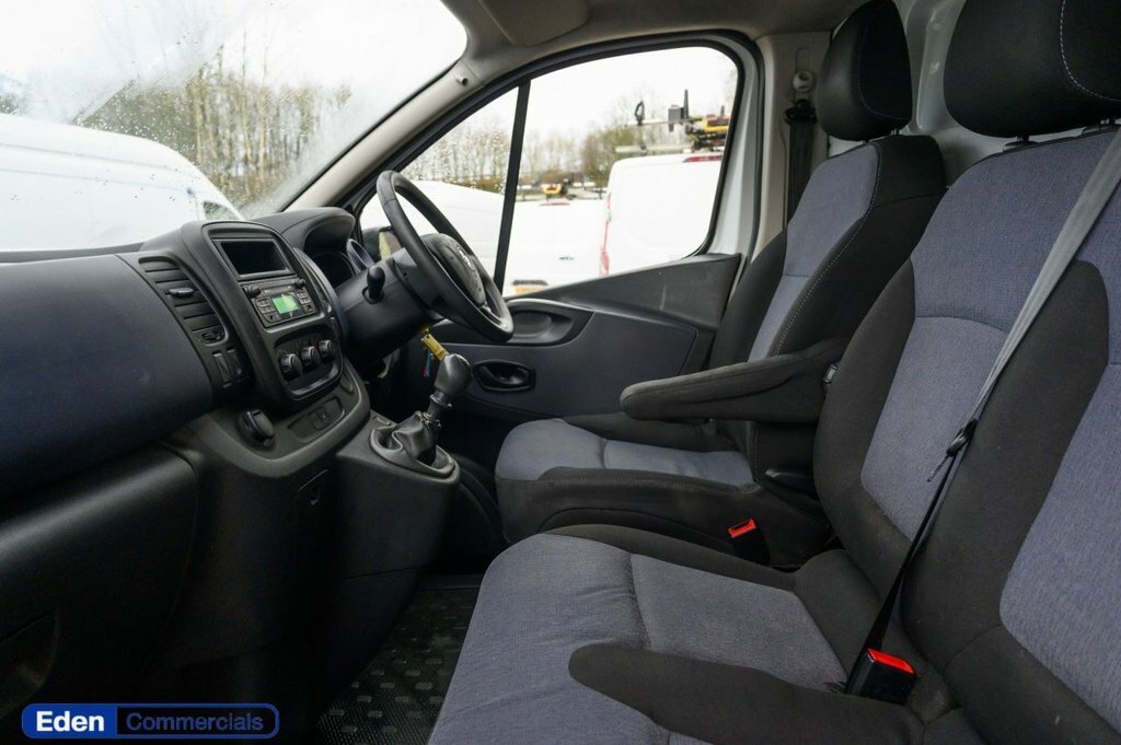 Vauxhall Vivaro Mpv FM16RNN White #3