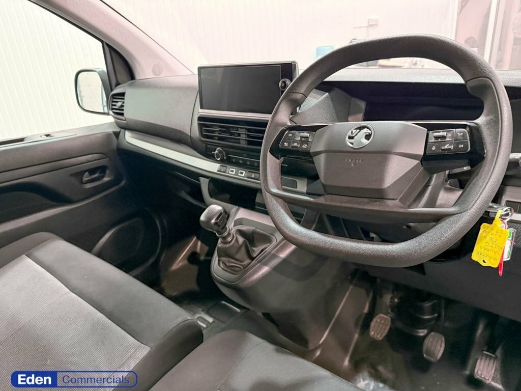 Vauxhall Vivaro 2L Prime 6Dr DS24LCO White #4