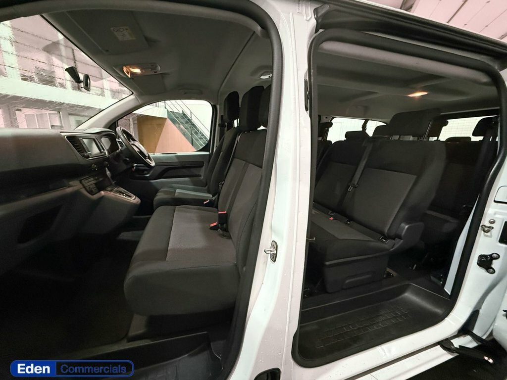 Vauxhall Vivaro Mpv DY72ZTT White #4