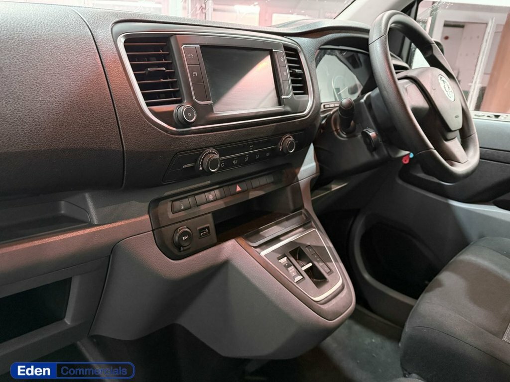 Vauxhall Vivaro Mpv DY72ZTT White #3