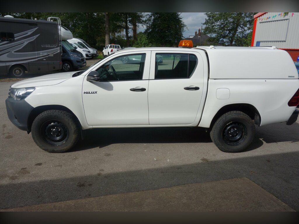 Toyota HILUX 2.4 D-4d Active Pickup Double Cab Manua YD70EJU White #5
