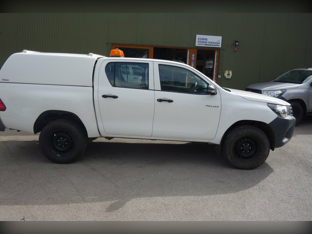 Toyota HILUX 2.4 D-4d Active Pickup Double Cab Manua YD70EJU White #2