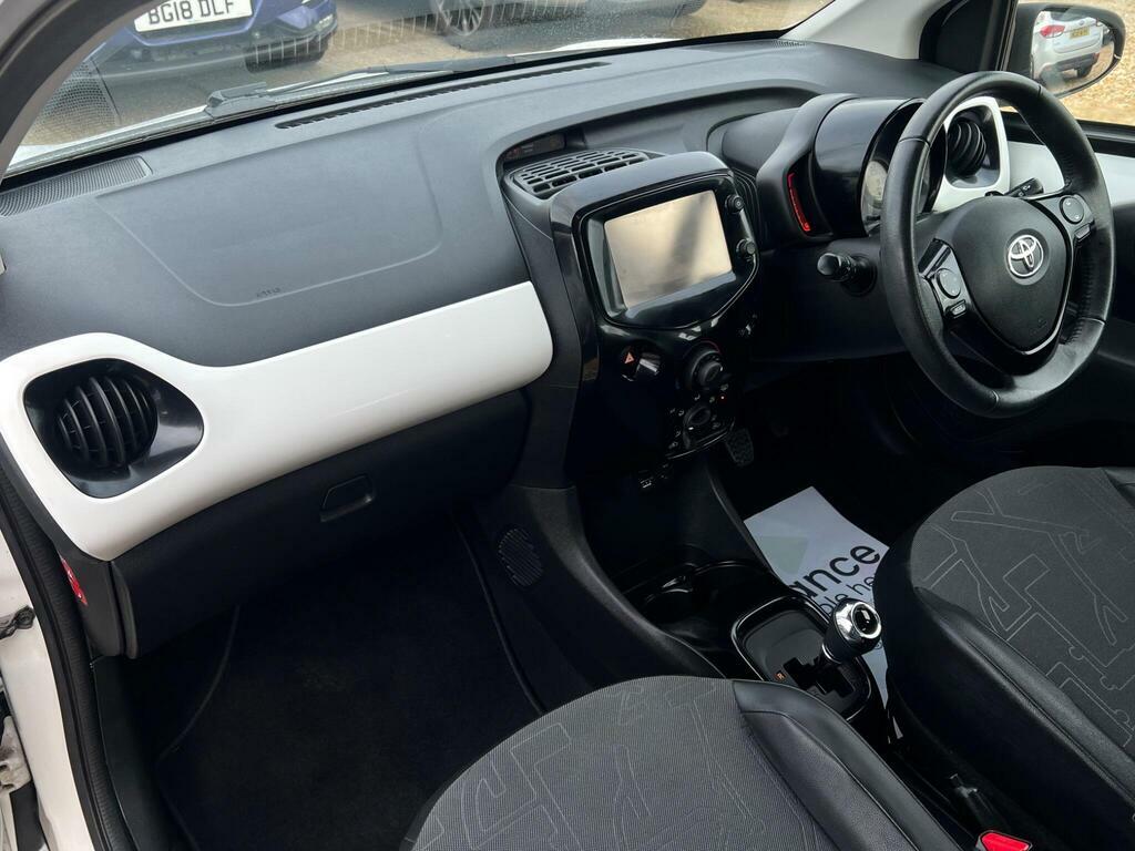 Toyota Aygo 1.0 Vvt-i X-pression X-shift Euro 6 White #2