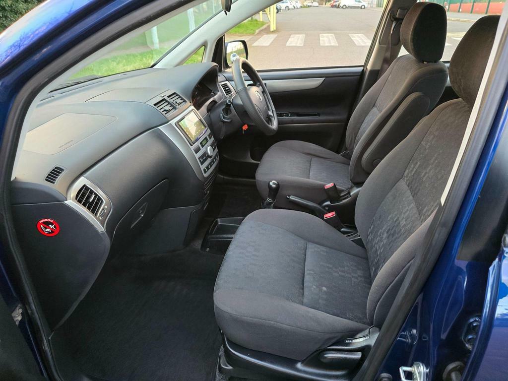 Toyota Avensis Verso T Spirit Silver #56