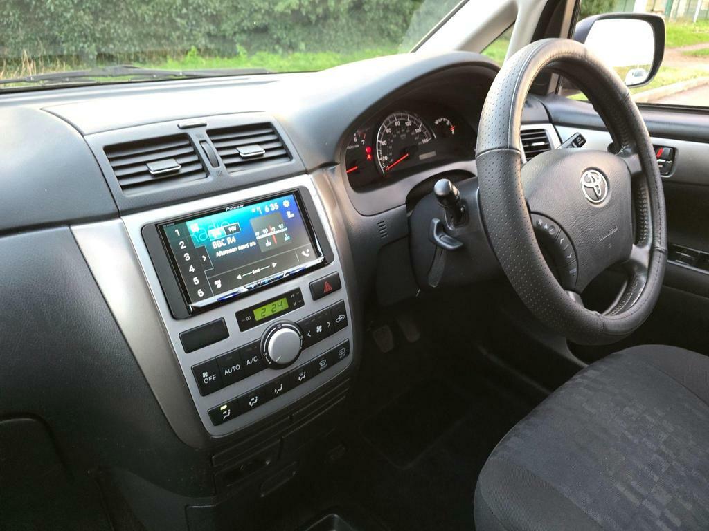 Toyota Avensis Verso T Spirit Silver #59
