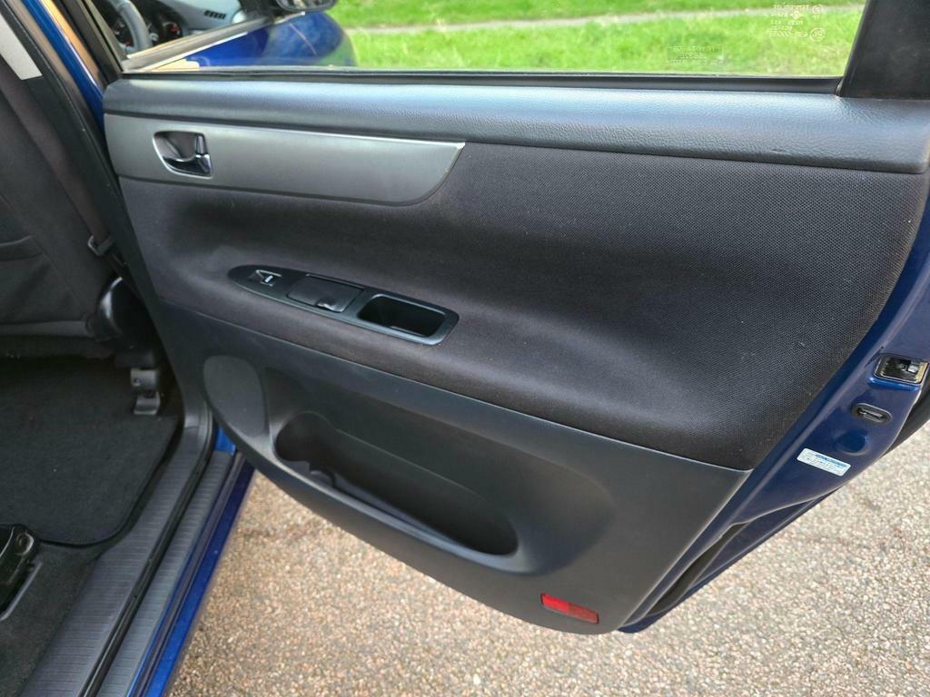 Toyota Avensis Verso T Spirit Silver #52