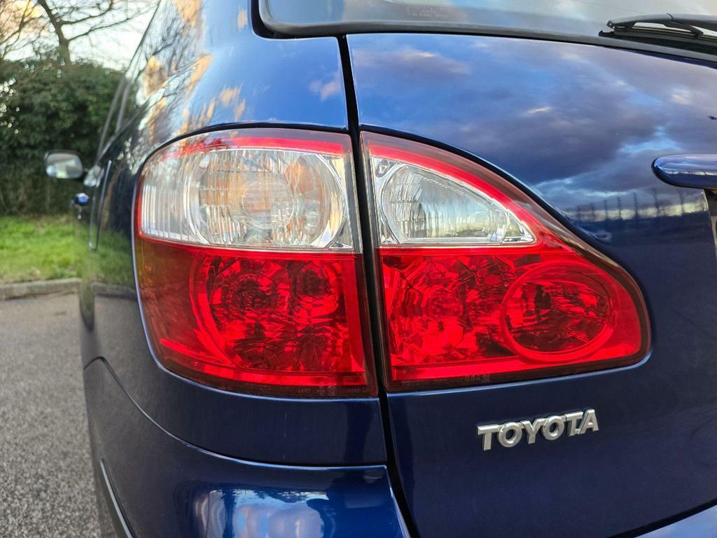 Toyota Avensis Verso T Spirit Silver #33