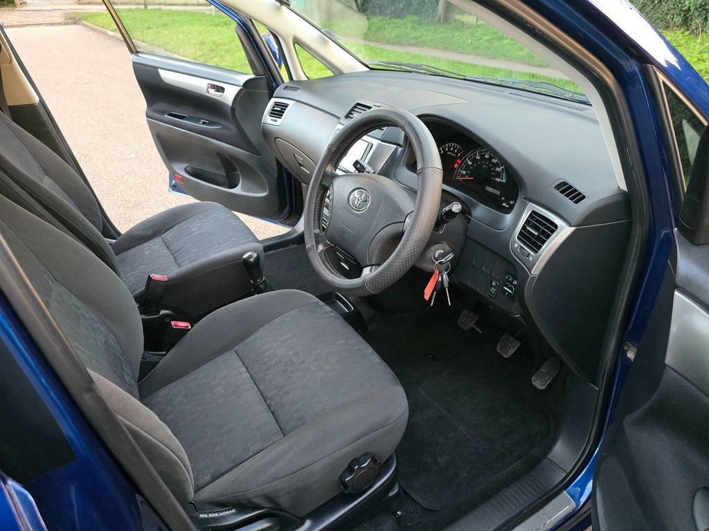 Toyota Avensis Verso T Spirit Silver #44