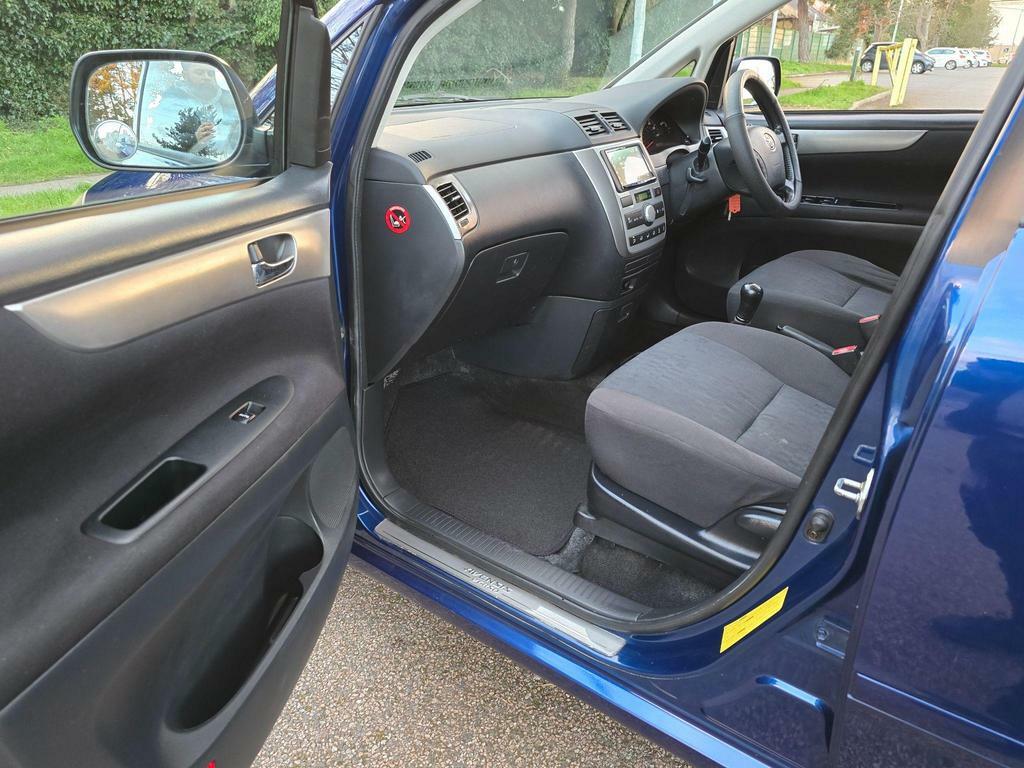 Toyota Avensis Verso T Spirit Silver #82