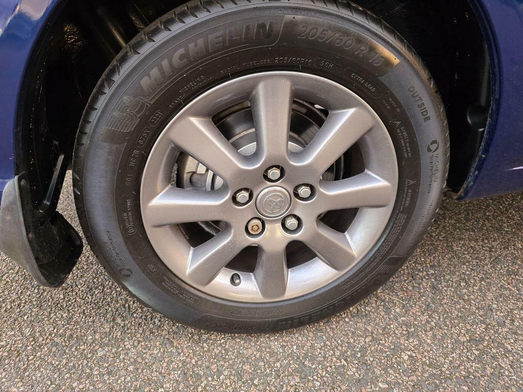 Toyota Avensis Verso T Spirit Silver #40