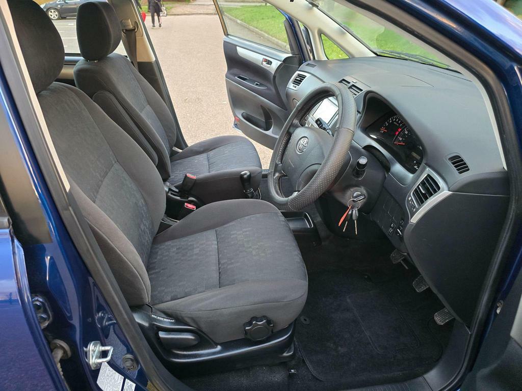 Toyota Avensis Verso T Spirit Silver #45