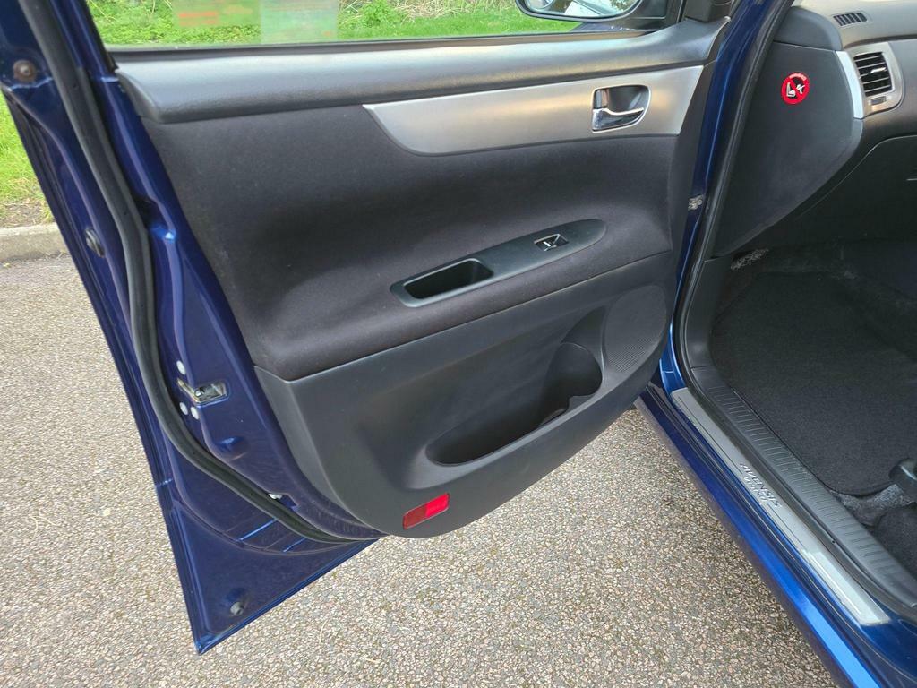 Toyota Avensis Verso T Spirit Silver #83