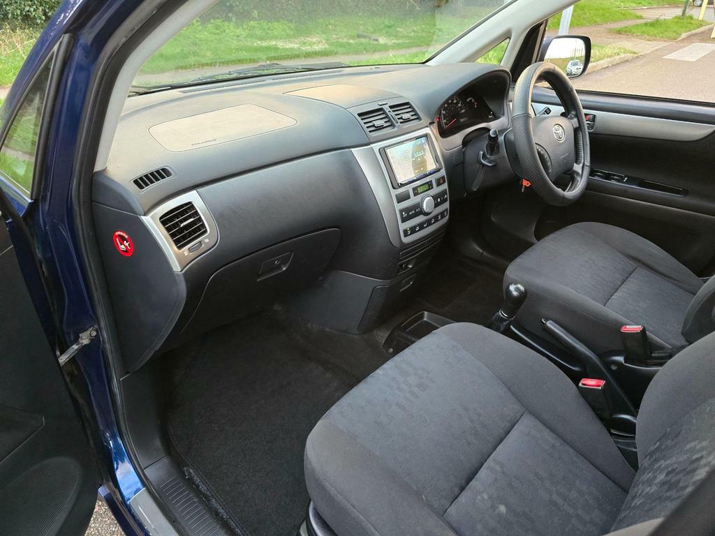 Toyota Avensis Verso T Spirit Silver #54