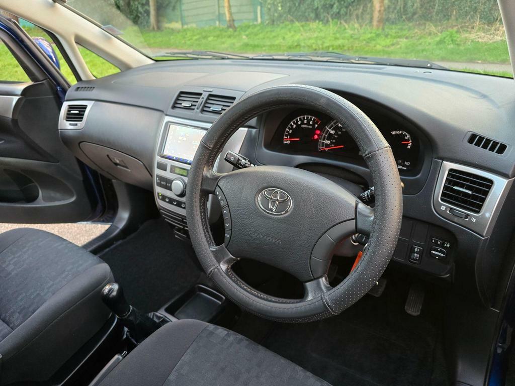 Toyota Avensis Verso T Spirit Silver #42