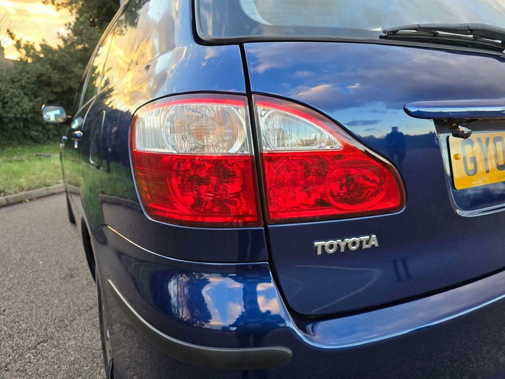 Toyota Avensis Verso T Spirit Silver #31