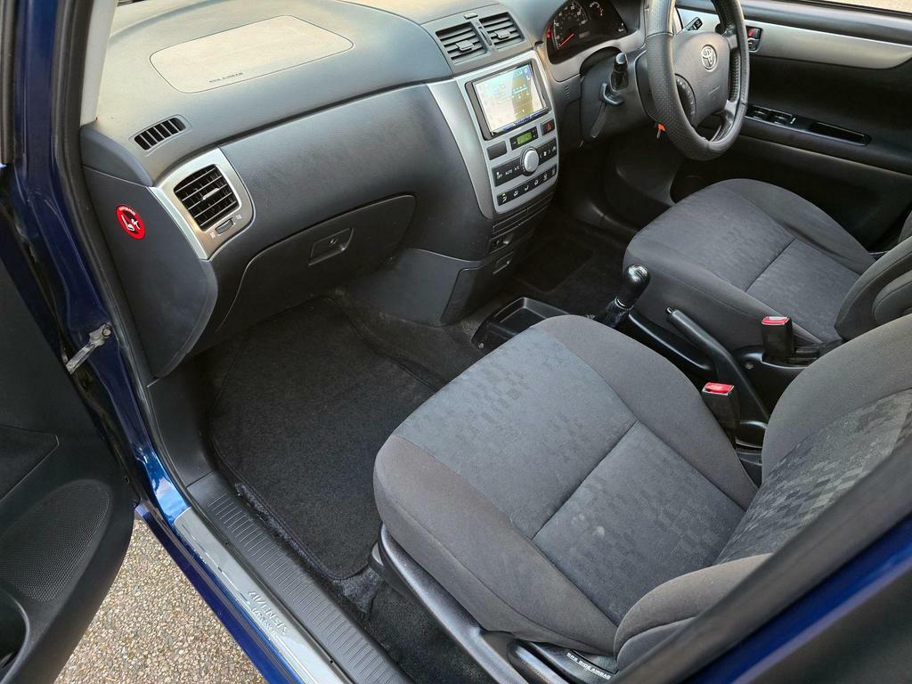 Toyota Avensis Verso T Spirit Silver #55