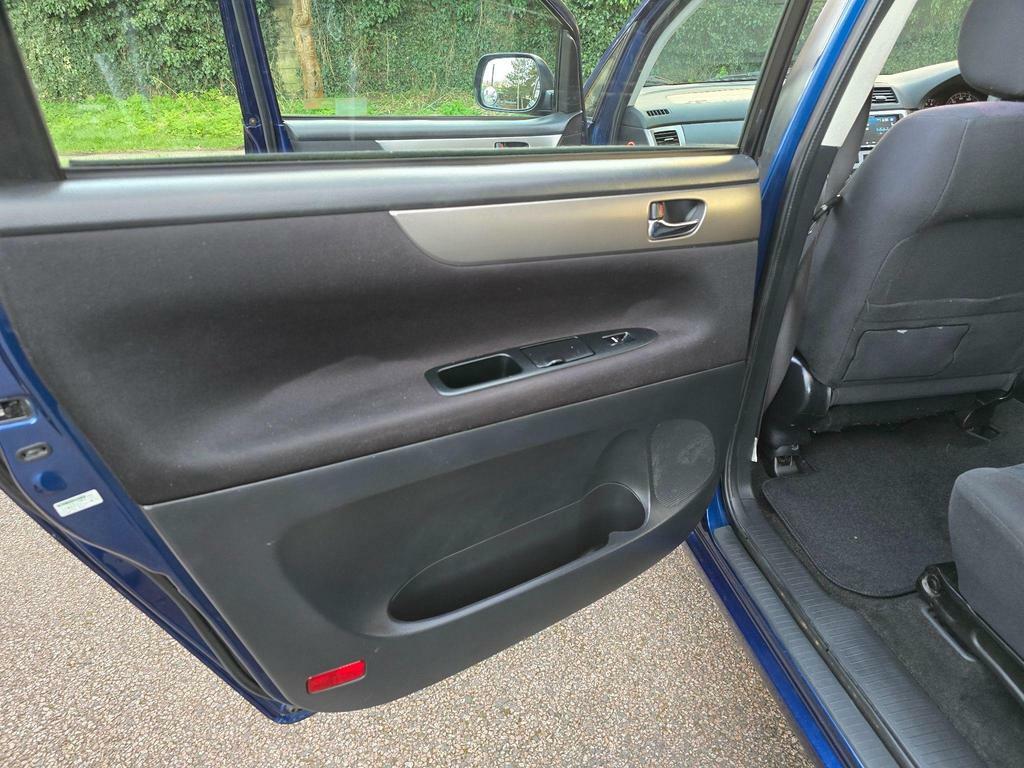 Toyota Avensis Verso T Spirit Silver #64