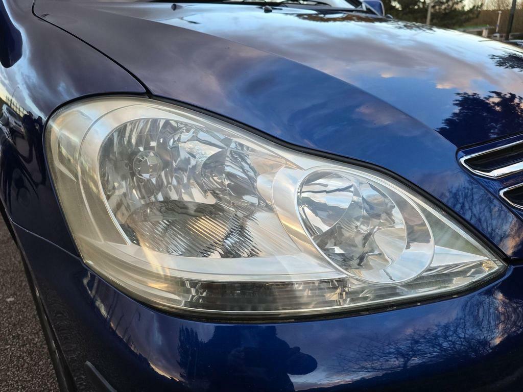 Toyota Avensis Verso T Spirit Silver #69