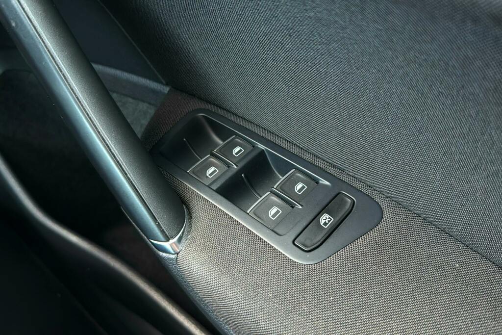 Volkswagen e-Golf E-golf Auto 5dr Black #21