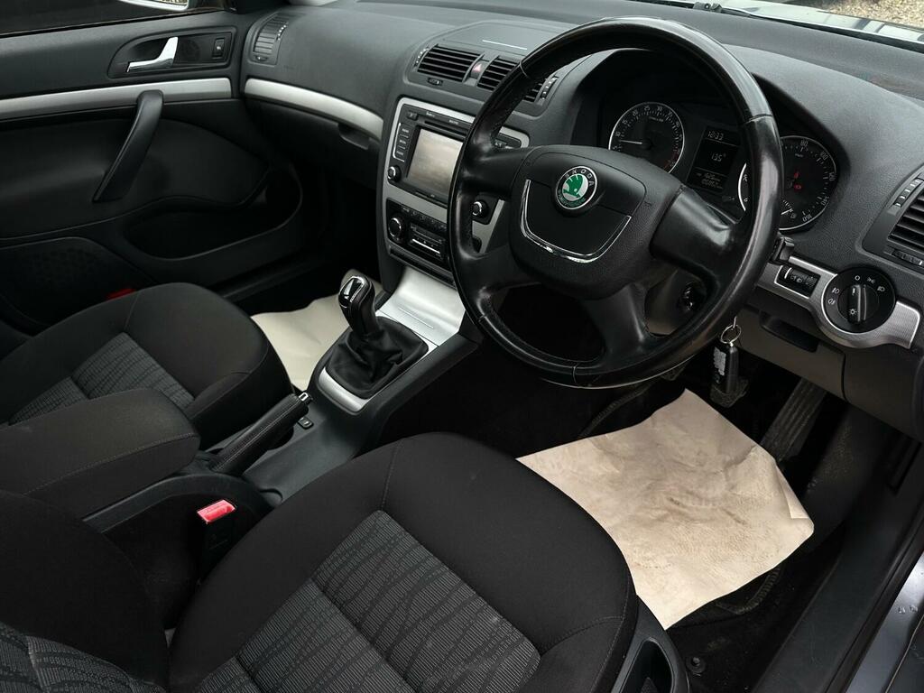Skoda Octavia Hatchback 2.0 Tdi Elegance 201212 FD12ZFT Grey #2
