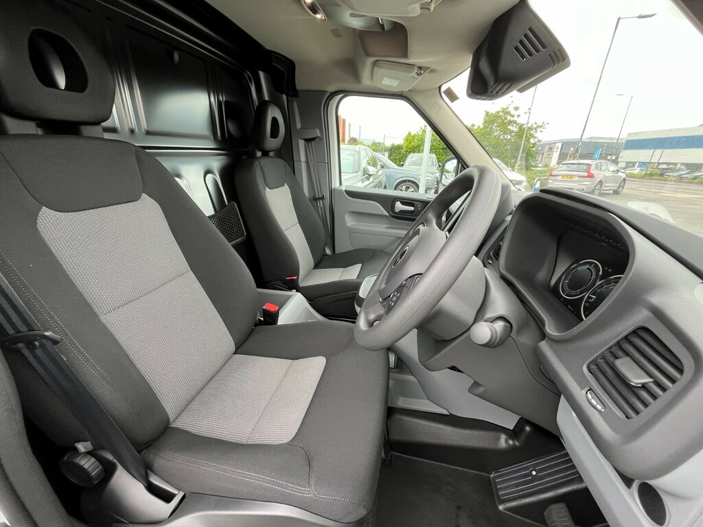 LEVC VN5 110Kw 31Kwh Business Van LF24CCE White #6