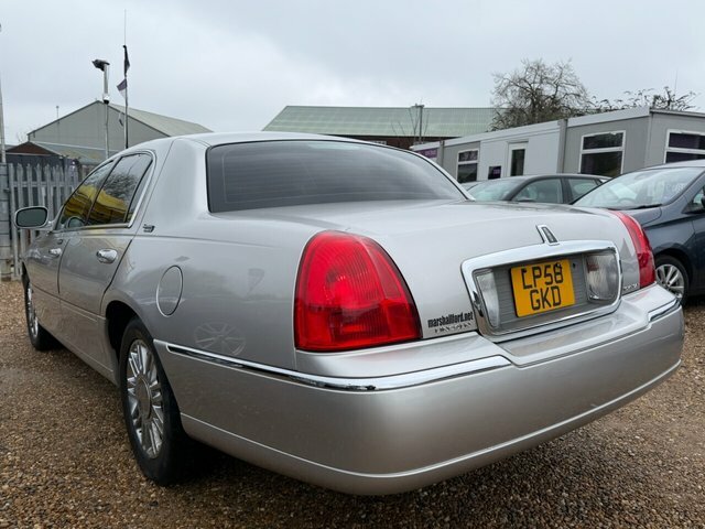 Lincoln Town Car Saloon LP58GKD Silver #5