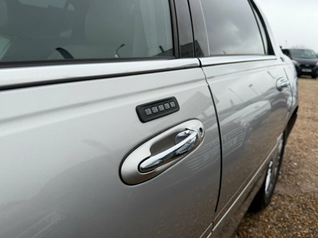 Lincoln Town Car Saloon LP58GKD Silver #4
