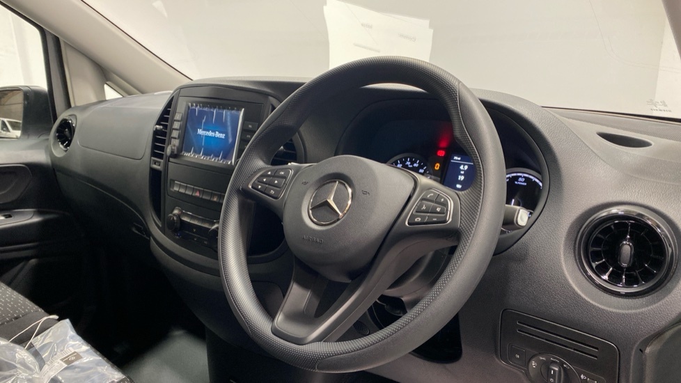 Mercedes-Benz eVito 66 Progressive L2 White #5