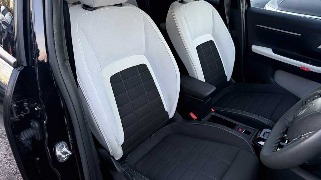 Citroen C3 83Kw Max 44Kwh 2025 VA74GCK Black #2
