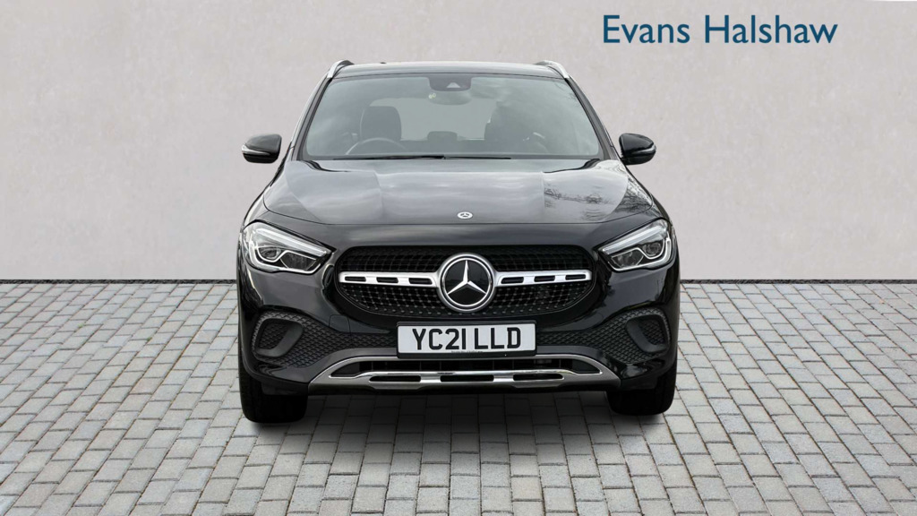 Mercedes-Benz GLA Class 200D Sport 2021 Black #2