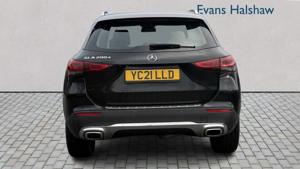 Mercedes-Benz GLA Class 200D Sport 2021 Black #4