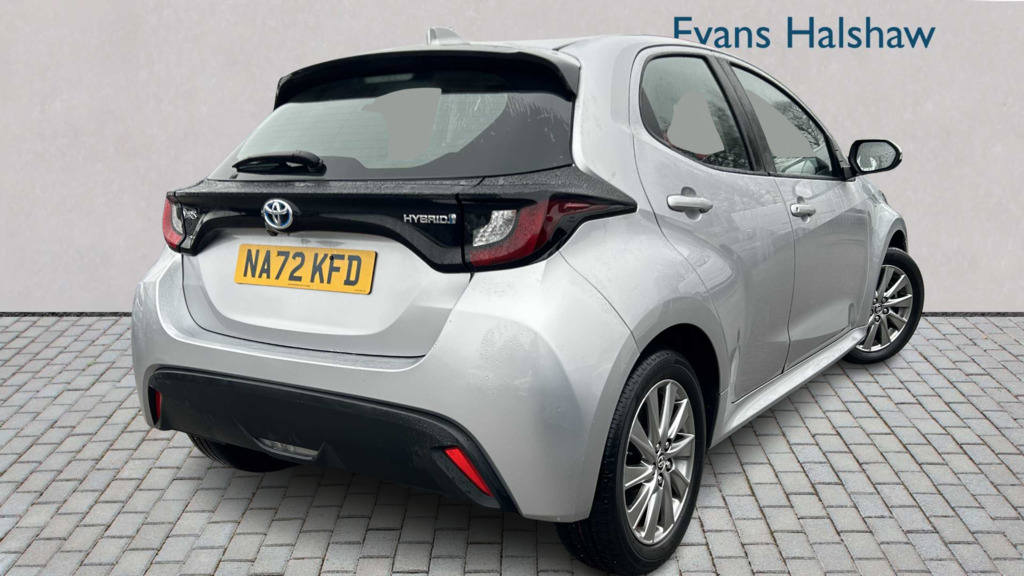 Toyota Yaris 1.5 Hybrid Icon Cvt 2022 Silver #3