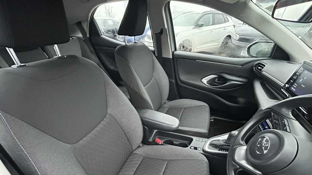 Toyota Yaris 1.5 Hybrid Icon Cvt 2022 Silver #6