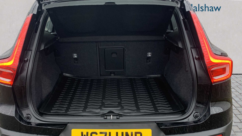 Volvo XC40 2.0 B4p Momentum 7 Speed 2022 WG71UNP Black #5
