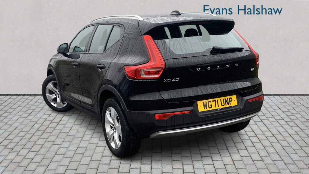 Volvo XC40 2.0 B4p Momentum 7 Speed 2022 WG71UNP Black #2