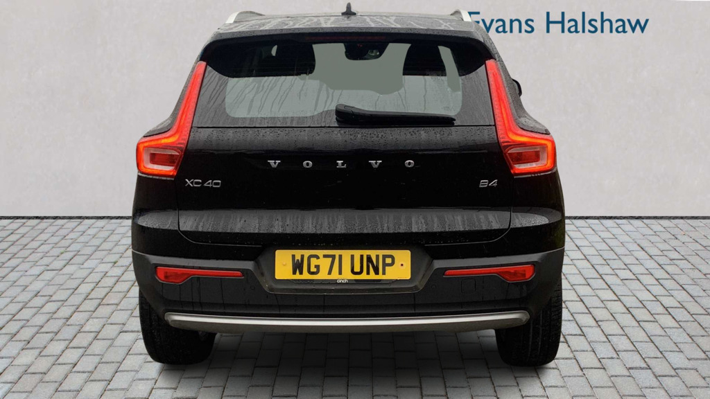 Volvo XC40 2.0 B4p Momentum 7 Speed 2022 WG71UNP Black #4