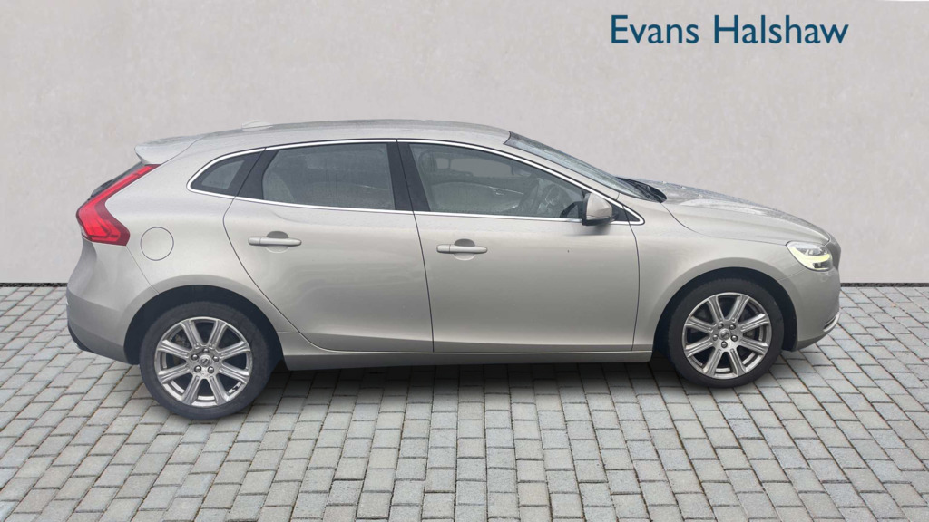 Volvo V40 D3 4 Cyl 150 Inscription 2017 SJ17FHB Gold #2