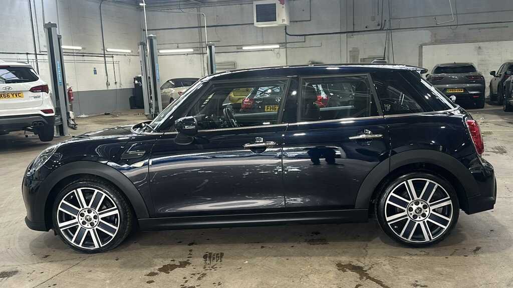 Mini Hatch 1.5 Cooper Exclusive 2024 FH73GME Black #3