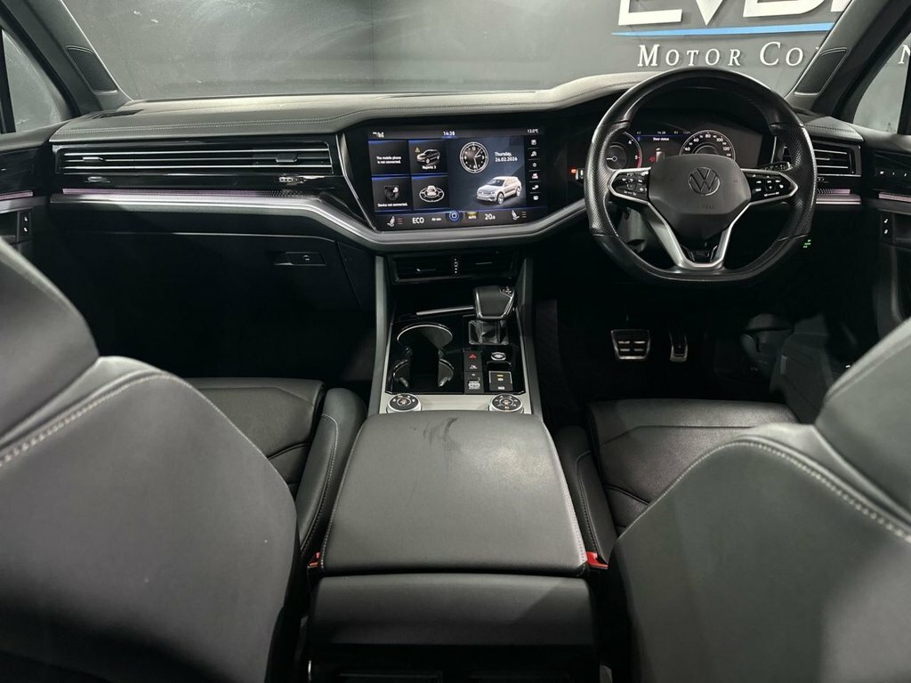 Volkswagen Touareg 3L Black Edition VO22OCK White #3
