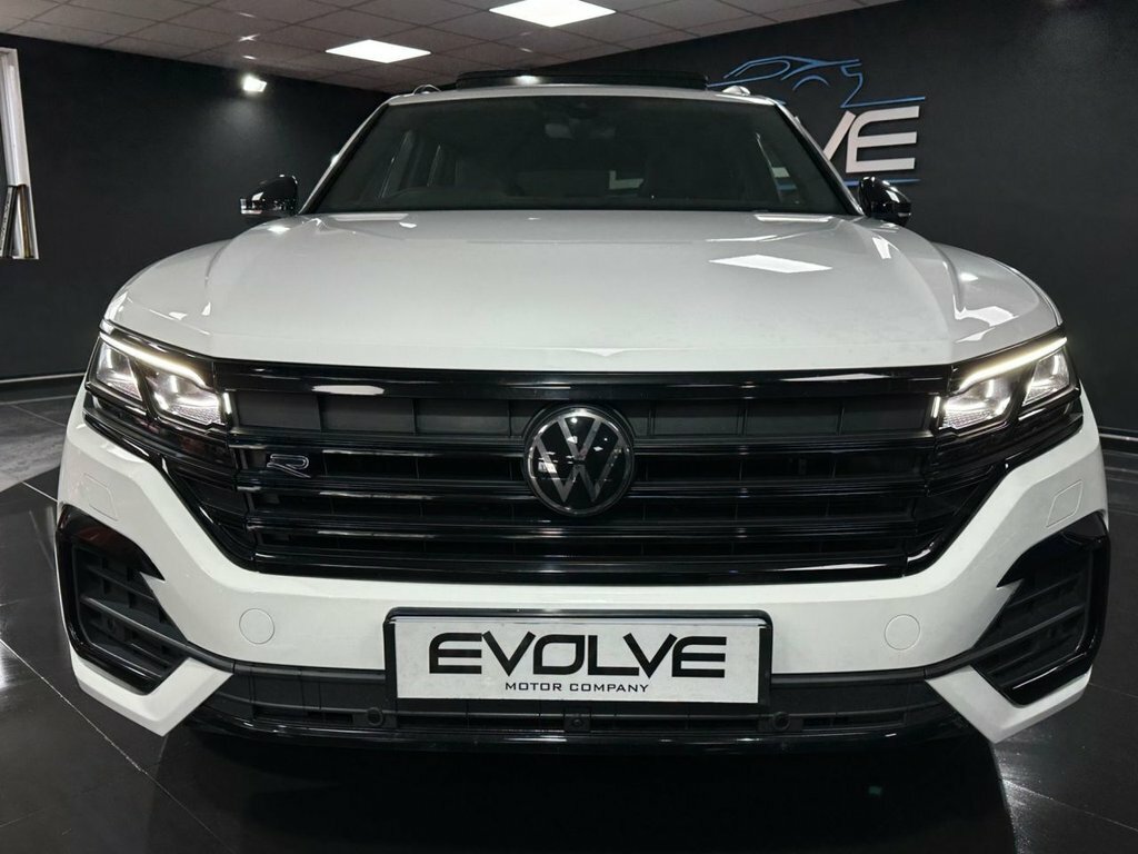 Volkswagen Touareg 3L Black Edition VO22OCK White #4