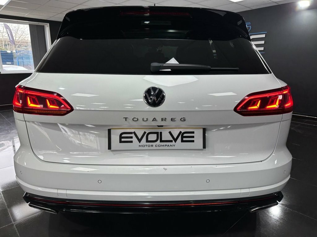 Volkswagen Touareg 3L Black Edition VO22OCK White #5