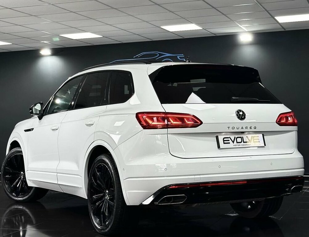 Volkswagen Touareg 3L Black Edition VO22OCK White #2