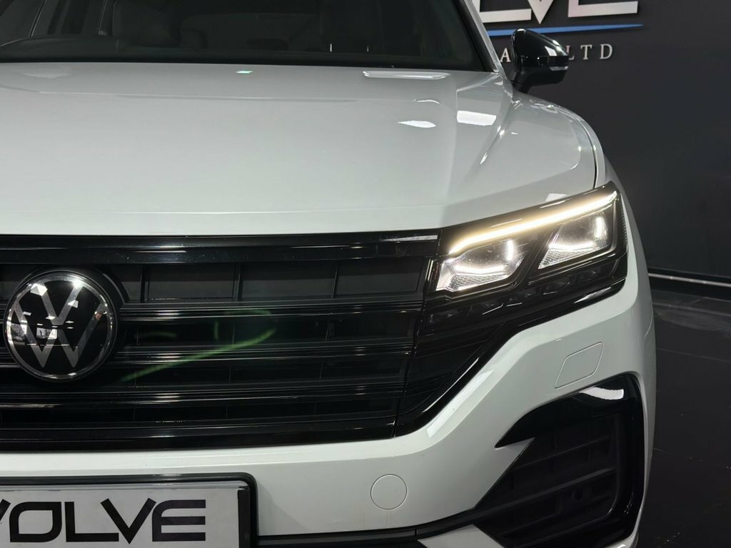 Volkswagen Touareg 3L Black Edition VO22OCK White #6