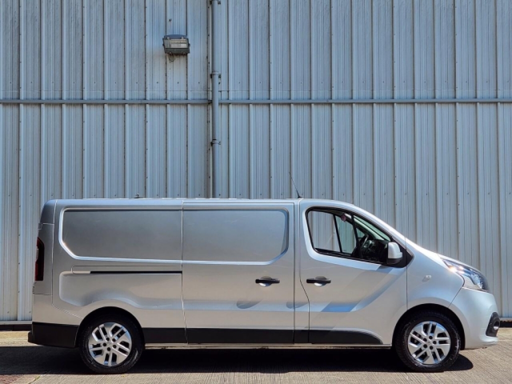 Renault Trafic 1.6L Ll29 Sport YH68DHA Silver #2