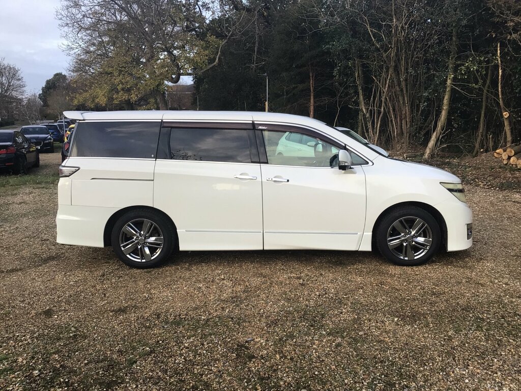 Nissan Elgrand Rider Autech White #4