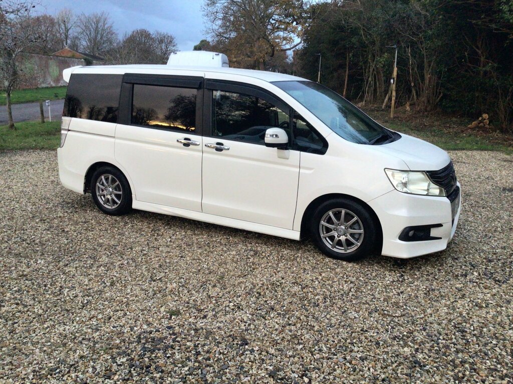 Honda StepWagon Spada White #2