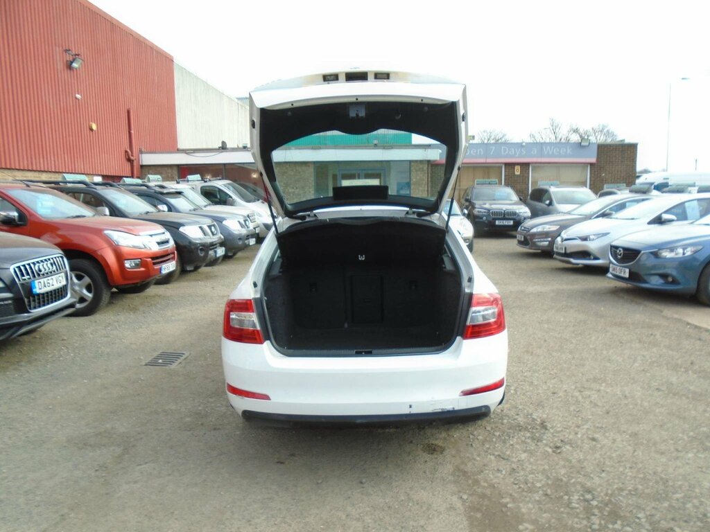 Skoda Octavia 1.6 Tdi Elegance Euro 5 Ss ND15MWW White #4