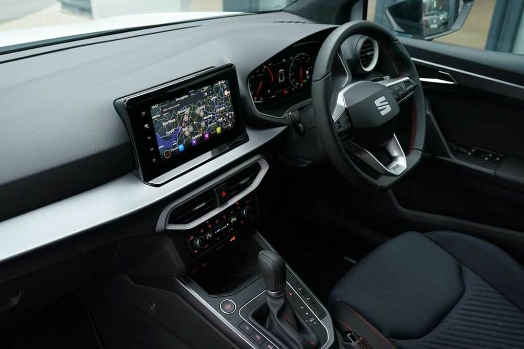 Seat Arona 1.0 Tsi 115 Fr Black Edition Dsg OV75WUE White #2