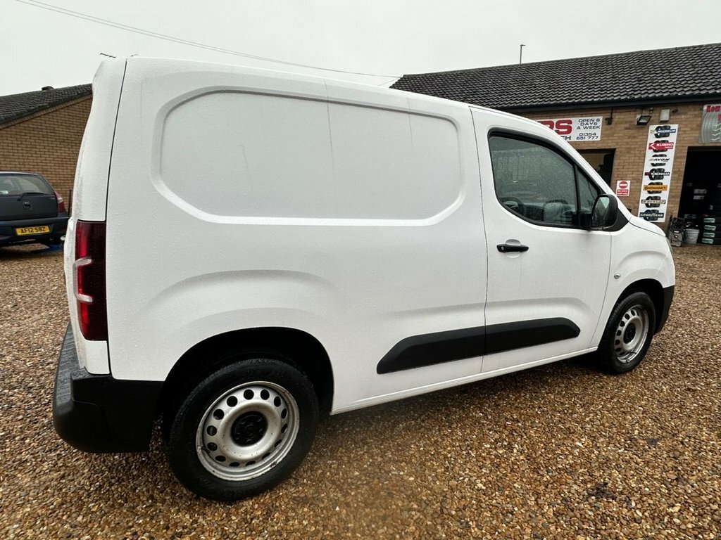 Vauxhall Combo 1.6L Edition DN70ZTL White #4