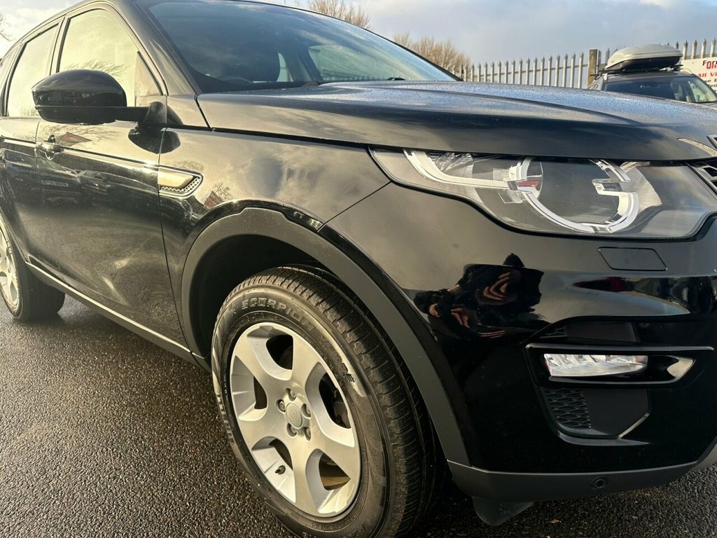 Land Rover Discovery Sport 2L Se Tech Black #4